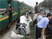 Bóng đá anh, ngoại hạng anh, lịch thi đấu euro 2012, Ô tô bị đâm nát vì cố vượt đường